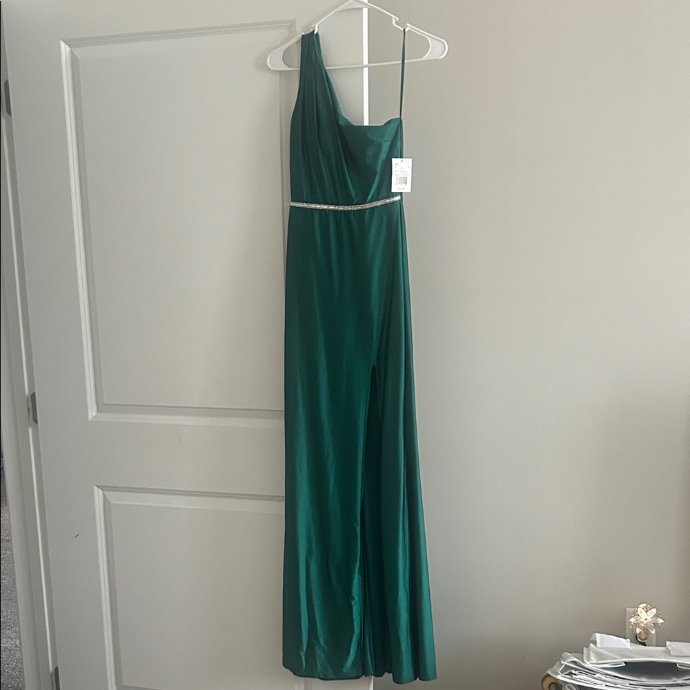 Elegant Green One-Shoulder Gown
